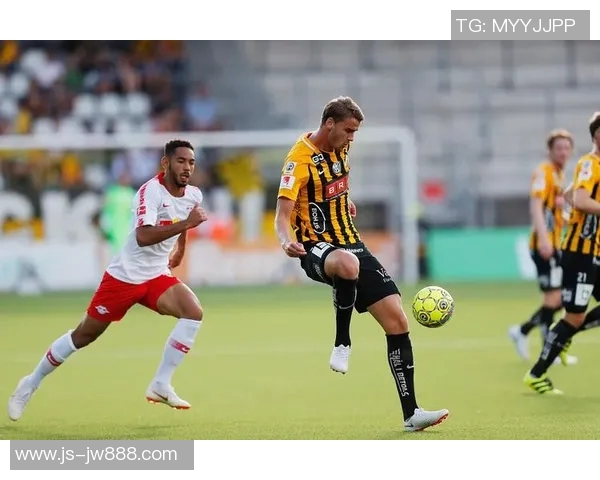 足球明星在草坪上滑翔庆祝瞬间展现激情与荣耀的完美结合 足球明星在草坪上滑翔庆祝瞬间展现激情与荣耀的完美结合