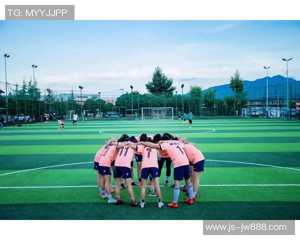 足球明星训练日常揭秘：他们如何在球场上磨练技艺与团队默契